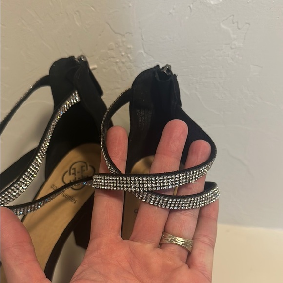 Daisy Fuentes Black and Silver Strappy Heels - Picture 3 of 6